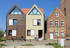 Historisches Ziegelgebäude -  Wohnhaus bei der St. Marien Kirche in der Dammstraße von Barth; Neubauten, moderne Architektur mit Putzfassade / Metallfassade - Architektur Alt + Neu.