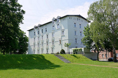 Neubaugebiet auf der Schlossinsel in Hamburg Harburg - Grünanlage um das Harburger Schloss. Das Harburger Schloss auf der Schlossinsel im Harburger Binnenhafen ist das älteste bauliche Zeugnis von Hamburg Harburg und Entstehungskern der Siedlung Harb