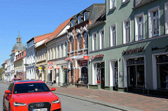 Geschäftsstraße in Ribnitz-Damgarten; Lange Straße mit Geschäften / Einzelhandel - im Hintergrund der Kirchturm der Marienkirche.