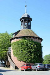 Historischer Wehrturm auf dem Schlossberg von Lauenburg - erbaut 1477.