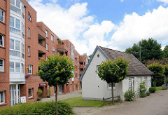 Wohnblock / Neubau und historisches Deputatshaus an der Dorfstraße in Glinde - in den 1970er Jahren konnte der Abriss der alten Häuser verhindert werden. Deputatshäuser wurden Landarbeitern für einen Teil ihres Lohns zur Verfügung gestellt.