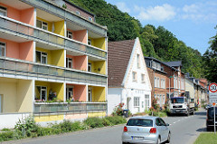 Architektur in Mölln / Lauenburg - Wohnhaus mit unterschiedlich gestrichenen Balkons; Einzelhaus mit Satteldach, Strassenverkehr an der Schmilauer Straße / Uferstraße vom Schulsee.