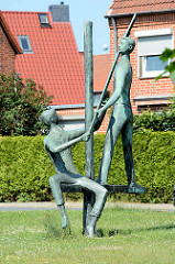 Bronzeskulptur, Handwerker am Bau in Mölln; Karlheinz Goedtke - 1963.