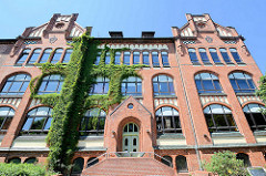 Backsteinfassade der ehem. Mädchenschule Woellmerstrasse in Hamburg Heimfeld, erbaut 1910 - Architekt Harburger Stadtbaurat Friedrich Homann.