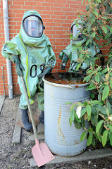 Puppen / Figuren im Schutzanzug mit Helm; Technik und Umweltschutzwache in Hamburg Wilhelmsburg.