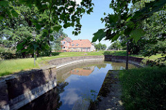 Die Palmschleuse ist eine Kammerschleuse in Lauenburg/Elbe in Schleswig-Holstein, sie ist die älteste Kammerschleuse (Kesselschleuse) Europas. Die Palmschleuse wurde 1398 im Verlauf des Stecknitzkanals komplett aus Holz gebaut und war eine von 15