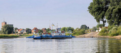 Fährverbindung über die Elbe bei Bleckede; die Elbfähre Amt Neuhaus transportiert Fussgänger, Fahrräder und PKW / LKW: