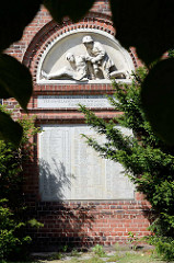 Gedenktafel für die Toten des I. Weltkriegs von Bleckede und Nachbarorten an der Fassade der St. Jacobikirche in Bleckede. Inschrift: Daran haben wir erkannt die Liebe, daß er sein Leben für uns gelassen hat; und wir sollen auch das Leben für die Brü