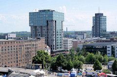 Blick über den Kanalplatz im Binnenhafen von Hamburg Harburg zu den Gebäuden am Westlichen Bahnhofskanal.