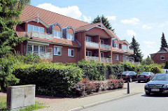 Einstöckiges Wohngebäude mit ausgebautem Dach - Balkons; Architektur in Wentorf bei Hamburg.