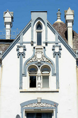 Fensterdekor - Fassade Jugendstilvilla an der Buxtehuder Straße im Hamburger Stadtteil Heimfeld, Bezirk Harburg.
