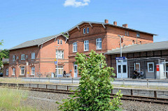Empfangsgebäude vom Bahnhof Mölln / Lauenburg - erbaut 1899; preußische Ziegelarchitektur.