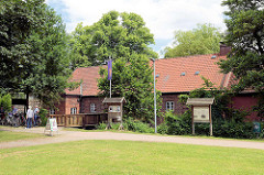 Glinder Mühle / Wassermühle an der Glinder Au - früher Fellmühle / Kupfermühle / Färbeholzmühle und ab 1868 Kornmühle. Die Glinder Mühle wurde im Jahre 1229 urkundlich erwähnt. Sie wurde im Jahre 1648 und dann wieder im Jahre 1850 neu aufgebaut. Jetz