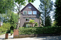 Zweistöckige Backsteinvilla mit Vorgarten - Eißendorfer Pferdeweg in Hamburg Heimfeld.