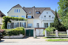 Doppelhaus Villa mit Garage - Architektur im Hamburger Stadtteil Heimfeld.