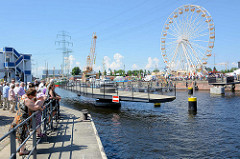 Die Drehbrücke / Fussgängerbrücke über den Lotsekanal im Harburger Binnenhafen ist geöffnet