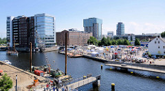 Luftaufnahme vom Binnenhafen in Hamburg Harburg - Blick auf den Kanalplatz und die Gebäude am Westlichen Bahnhofskanal. Die Fussgänger Drehbrücke über den Lotsekanal ist geöffnet.