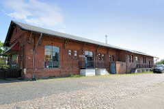 Alter Ziegelschuppen - Güterbahnhof Mölln, Kopfsteinpflaster.
