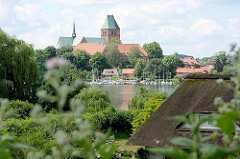 Blick über den Domsee zum Ratzeburger Dom -  romanische Backsteinarchitektur, ab 1160 erbaut; gestiftet von Heinrich dem Löwen als Bischofskirche des Bistums Ratzeburg.