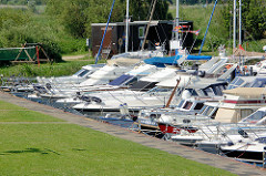Sportboothafen / Yachthafen Artlenburg an der Elbe - der Hafen hat ca. 150 Liegeplätz, davon 10 Gästeplätze für Gastlieger.