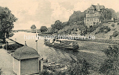 Historische Darstellung vom Travekanal in Lübeck - Ruderbootverleih am Kanalufer - ein Dampfschiff / Ausflugsbarkasse auf dem Kanal - am Ufer das Gebäude der Lübecker Navigationsschule / Seefahrtschule.