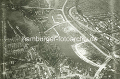 Historische Luftaufnahme von Hamburg Winterhude / Eppendorf - Blick auf den Lauf der Alster. Im Vordergrund die Brücke Hudtwalckerstraße mit dem Winterhuder Fährhaus - in der oberen Bildhälfte das Freibad / Schwimmbad am Lattenkamp.