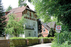 Wohnen im Grünen - Villa im Heimatstil, oberes Stockwerk mit Fachwerk - Walmdach; Architektur in Wentorf bei Hamburg.