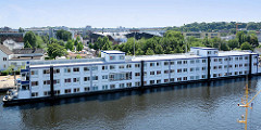 Wohnschiff Transit am Kanalplatz im Binnenhafen von Hamburg Harburg - auf den drei Decks finden bis zu 216 Menschen Platz.
