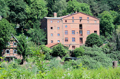 Mehrstöckiges Speichergebäude an der Uferstraße vom Elbe-Lübeck-Kanal in Lauenburg - Industriearchitektur, Ziegelgebäude.
