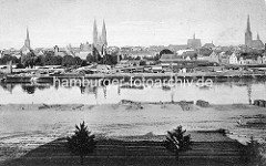 Historische Abbildung der Kanaltrave - Gewerbe und Kleinindustrie am Kanalufer - Panorama der Hansestadt Lübeck / Kirchtürme.