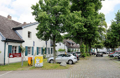 Deputatshäuser an der Dorfstraße in Glinde - in den 1970er Jahren konnte der Abriss der historischen Häuser verhindert werden. Deputatshäuser wurden Landarbeitern für einen Teil ihres Lohns zur Verfügung gestellt.