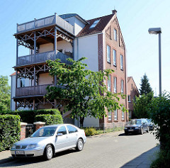 Wohnhaus / Speichergebäude mit Ziegelfassade und angesetzten Holzbalkons / Holzterrassen in der Gartenstraße von Lauenburg / Elbe.