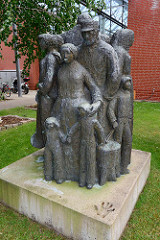 Skulptur Familie, Menschengruppe vor dem Albert-Schweitzer Familienwerk in Bleckede.