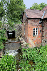Glinder Mühle / Wassermühle an der Glinder Au - früher Fellmühle / Kupfermühle / Färbeholzmühle und ab 1868 Kornmühle. Die Glinder Mühle wurde im Jahre 1229 urkundlich erwähnt. Sie wurde im Jahre 1648 und dann wieder im Jahre 1850 neu aufgebaut. Jetz