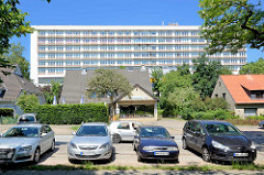 Gebäude Asklepios Klinik Harburg in Hamburg Heimfeld - Einzelhäuser, Restaurant und parkende Autos in der Denickestraße.