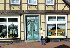 Geschäft in der Breiten Straße von Bleckede - Fachwerkhaus mit Schmucktür; Schnitzereien.