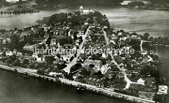 Historische Luftaufnahme von Ratzeburg, Kreis Herzogtum Lauenburg - im Hintergrund der Ratzeburger Dom.