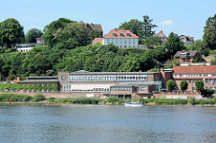 Blick über die Elbe zur ehem. GEG Zündholzfabrik in Lauenburg, jetzt Jugendherberge / Hostel der DJH