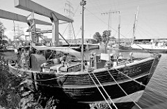 Holzkutter am Kanalplatz im Harburger Hafen - im Hintergrund die Lotsekanal Klappbrücke.