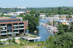 Luftaufnahme vom Harburger Binnenhafen - Blick auf die Östliche Binnengraft und die Marina vom Yachtclub Hansa Harburg - im Hintergrund die Elbbrücken über die Süderelbe.