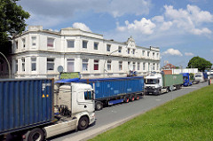 Wohnhaus - Gründerzeit am Deich in Hamburg Wilhelmsburg - Lastwagenverkehr, Containerlaster.