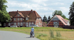 Fachwerkhäuser hinter dem Deich in Bleckede / Elbe.