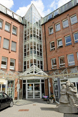 Eingang vom Rathaus Glinde, verglastes Treppenhaus, erbaut 1991 - Skulptur Balance, Bildhauer Rainer Gualterio Anz - 1993.
