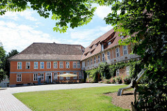 Elbschloss Bleckede - Ersterwähnung 1287; jetziger Barockbau / Westflügel von 1743 - jetzt nformationszentrum für das Biosphärenreservat Niedersächsische Elbtalaue sowie Sitz der Touristen-Information.