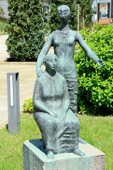 Bronzefiguren, zwei Frauen am Eingang von Pflegen & Wohnen in Hamburg Heimfeld.