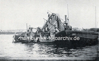 Historische Aufnahme eines Dampfbaggers / Ketteneimerbaggers auf der Hamburger Aussenalster - das Baggergut wird in eine längsseits liegende Schute gefüllt.