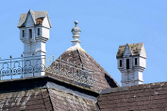 Schornsteine in Hausform - Jugendstilvilla an der Buxtehuder Straße im Hamburger Stadtteil Heimfeld, Bezirk Harburg.