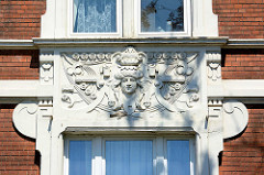 Aufwändiges Jugendstildekor - Fassadenschmuck eines Wohnhauses in der Hafenstraße von Lauenburg / Elbe.
