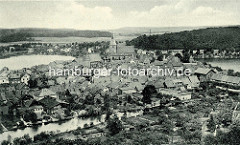 Altes Luftbild / Flugbild der historischen Altstadt von Mölln - im Bildzentrum die St. Nikolaikirche; im Vordergrund der Mühlenbach, lks. der Stadtsee und re. der Schulsee.