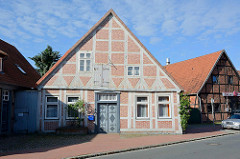 Wohnhaus mit Speicher - Fachwerkgebäude mit Schmucktür, Bleckede / Elbe.